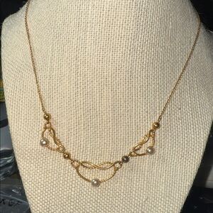 (021)
Elegant Gold Tone and Faux Pearl Necklace